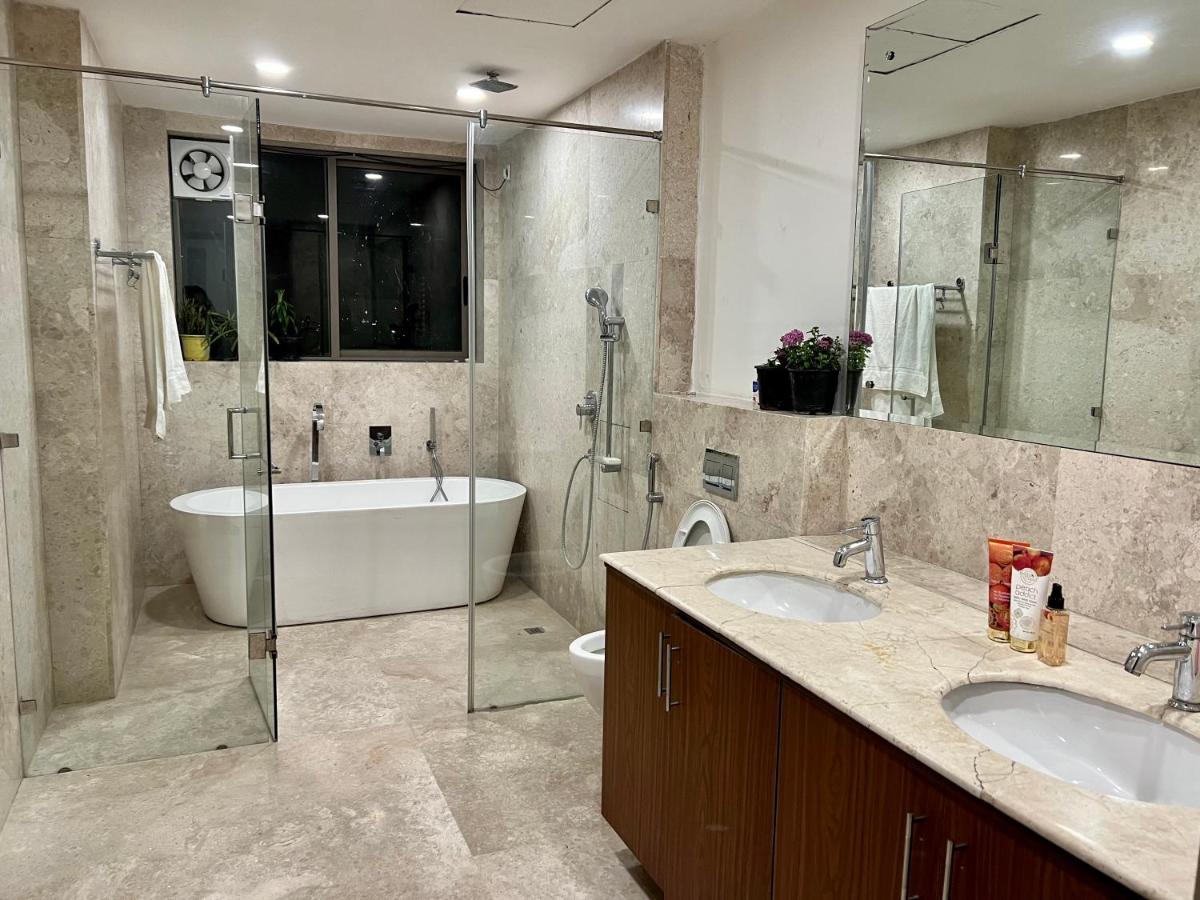 Luxury Master Bedroom With Bathtub N Private Entry Gurgaon Exteriör bild