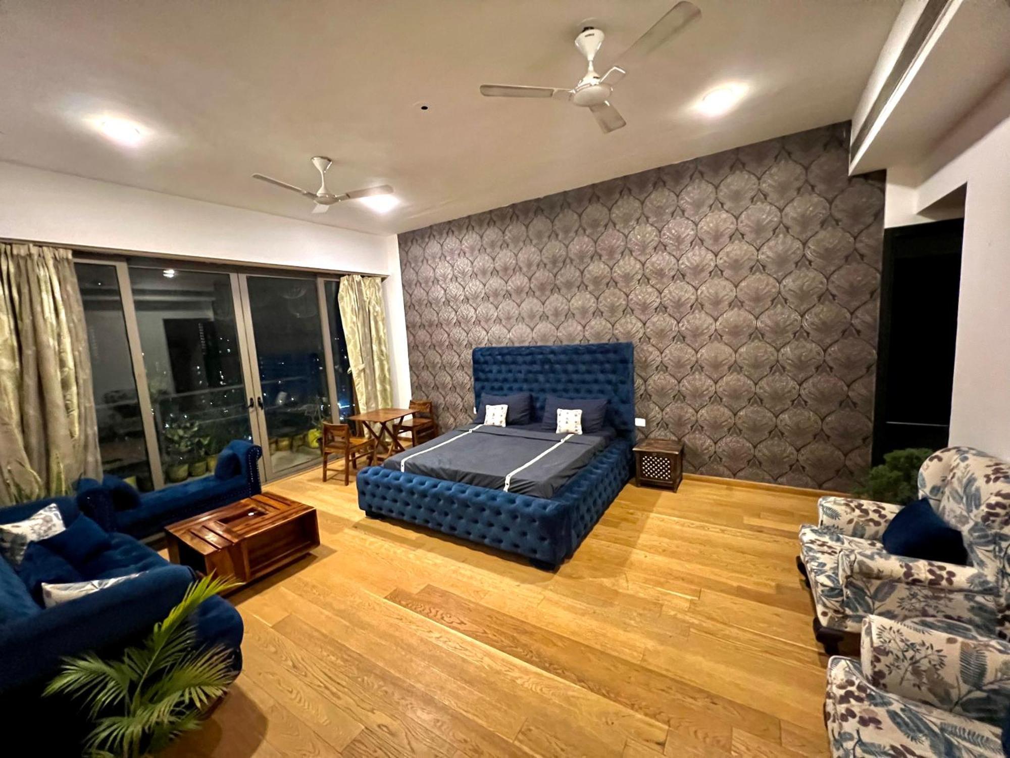 Luxury Master Bedroom With Bathtub N Private Entry Gurgaon Exteriör bild
