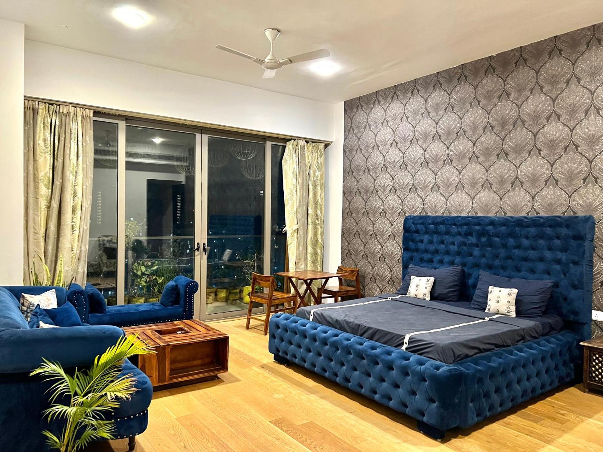 Luxury Master Bedroom With Bathtub N Private Entry Gurgaon Exteriör bild